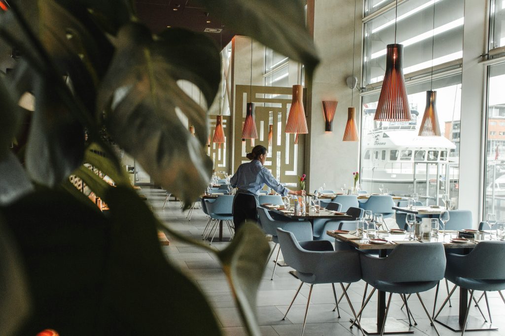 kredyt dla branży HoReCa, sala hotelowej restauracji po sezonie